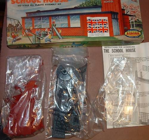 AURORA PLAYCRAFT 654 SCHOOL HOUSE MIB HO/OO1958 UK FLAG  