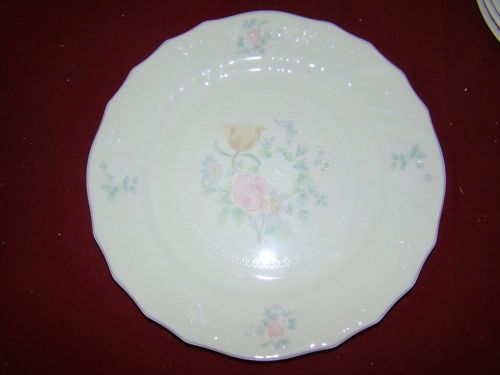 ROYAL DOULTON VALENCIA LOT 2 DINNER PLATES EXCELLENT  