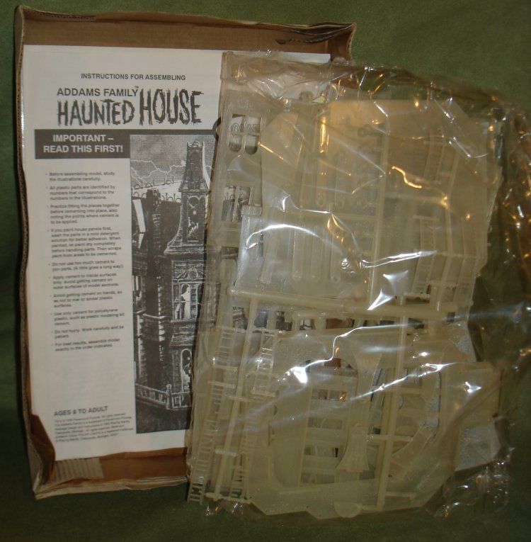 1995 GLOW IN DARK MODEL KIT ADAMS FAMILY HAUNTED HOUSE  