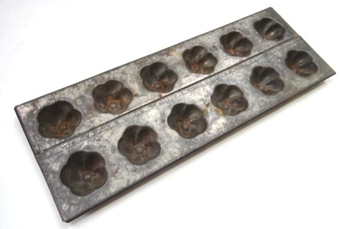 antique METAL FILLED CHOCOLATE CANDY MOLD 1091 flowers 12 HOLES 