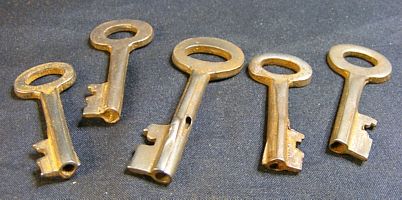 SET OF 25 VINTAGE SKELETON KEYS WITH ORIGINAL PATINA  