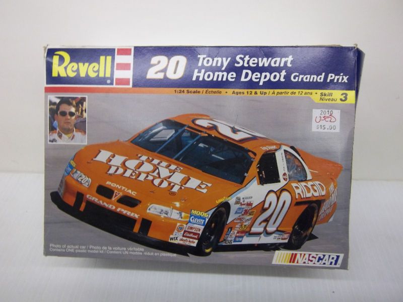 REVELL 1/24 TONY STEWART  PONTIAC MODEL KIT  