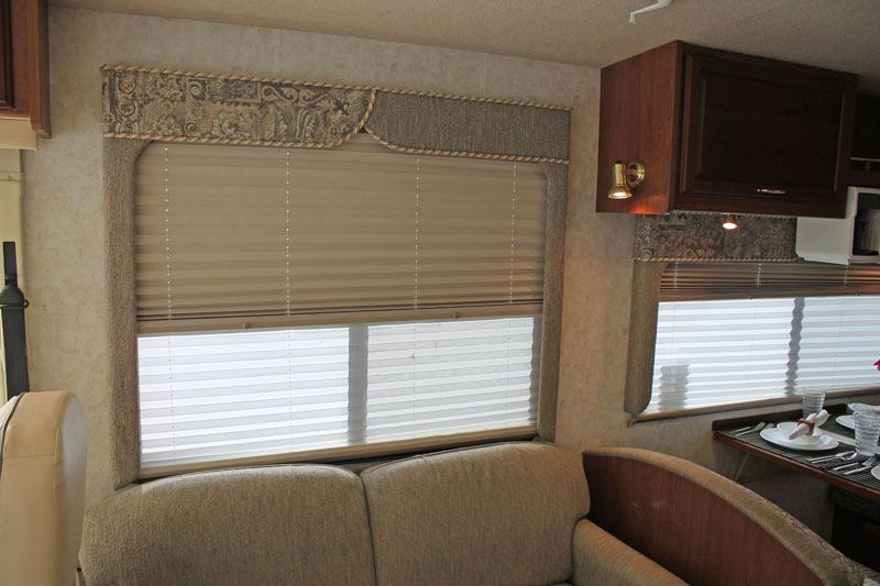 01 Winnebago Journey 330 Cat Diesel 2 Slides 36 Wood Floors 