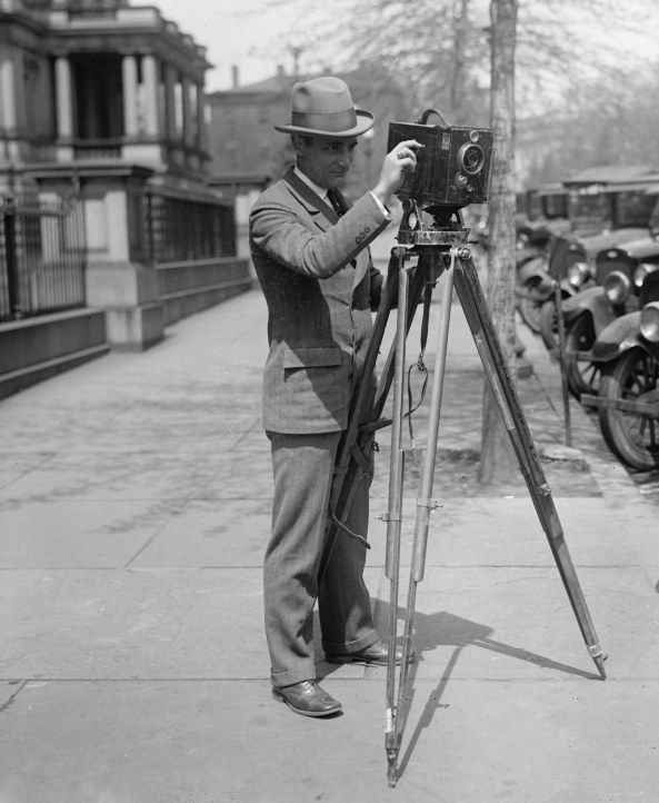 Description early 1900s photo [Unidentified photographer with camera 